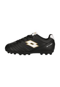 Scarpa da calcio nera realizzata in pelle sintetica, con finitura testurizzata, dettagli cuciti, accenti dorati e bianchi e suola sagomata.