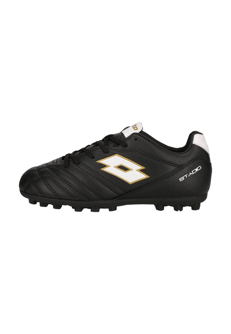 Scarpa da calcio nera realizzata in pelle sintetica, con finitura testurizzata, dettagli cuciti, accenti dorati e bianchi e suola sagomata.