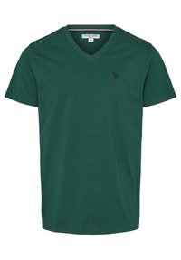 Grön t-shirt med v-hals, tillverkad av bomull och med korta ärmar. Har en liten svart logotyp på vänster bröstområde och en enkel, enfärgad design.