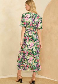 Love & Roses FLUTTER SLEEVE TWIST DETAIL MIDI   REGULAR FIT - Vapaa-ajan mekko - green floral