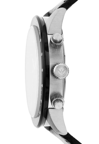 Widok z boku srebrnej metalowej koperty zegarka na rękę z trzema teksturowanymi przyciskami sterującymi i przymocowanym czarnym skórzanym paskiem.