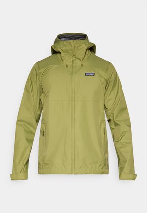 Világos olívazöld vízálló dzseki cipzáros előlappal, állítható kapucnival és oldalzsebekkel. Sima felületű, letisztult dizájnnal.