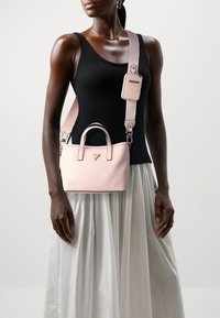 Guess LATONA MINI TOTE SET - Håndtasker - light peach