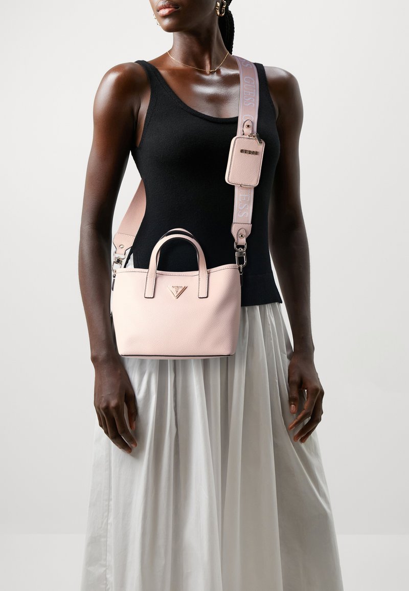 Guess LATONA MINI TOTE SET - Håndtasker - light peach
