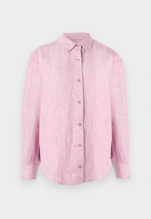 Ροζ λινό πουκάμισο με κουμπιά στο μπροστινό μέρος, γιακά και μακριά μανίκια με στρογγυλεμένη άκρη. Το ύφασμα έχει υφή με ελαφρώς ρυτιδιασμένη εμφάνιση.