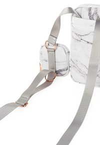 Bolso con patrón de mármol, correa ajustable gris, herrajes en oro rosa y superficie texturizada; cuenta con bolsillo lateral y líneas limpias.