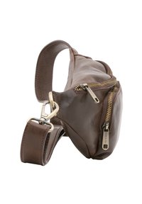 Borsa in pelle marrone dalla forma curvata, con due tasche con zip e una tracolla regolabile. Include dettagli in metallo. Texture liscia.