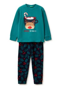 Top de felpa de manga larga color azul verdoso con un estampado de reno y taza con bastón de caramelo. Los pantalones de pijama a juego tienen un diseño de acebo azul oscuro con detalles en rojo.