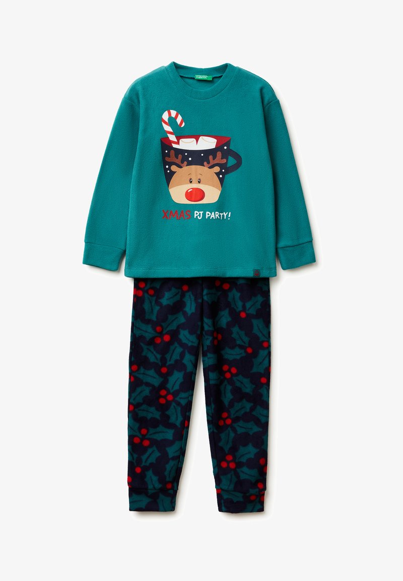 Top de felpa de manga larga color azul verdoso con un estampado de reno y taza con bastón de caramelo. Los pantalones de pijama a juego tienen un diseño de acebo azul oscuro con detalles en rojo.