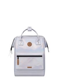 Holographischer weißer Rucksack mit strukturiertem Design, doppelten Griffen, einer Vorderreißverschlusstasche und einem gebrandeten Lederpatch. Reißverschluss-Hardware vorhanden.