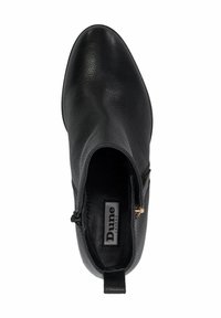 Bottine noire en cuir texturé avec un bout rond lisse, détail de zip doré sur le côté et un petit talon. Étiquette de la marque visible à l'intérieur.