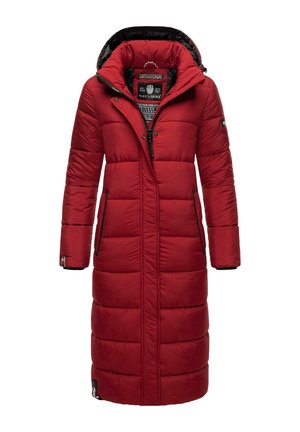 Cappotto invernale lungo imbottito rosso con cappuccio, cerniera nera e bottoni a scatto, due tasche laterali con zip e etichetta del marchio all'interno del colletto.