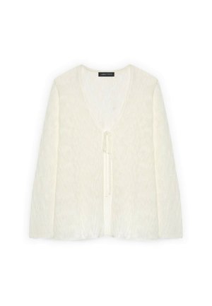 Cremefarbener langärmeliger Cardigan mit V-Ausschnitt und vorderer Bindeschließe, leichter Stoff, flach auf weißem Hintergrund liegend.