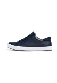 Zapatilla de cuero azul marino con textura suave, suela de goma blanca, seis ojales, puntera redondeada y un collar acolchado para mayor comodidad.