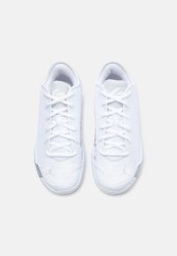 Άσπρα αθλητικά παπούτσια με επάνω μέρος από δίχτυ και συνθετικό υλικό, με  στρογγυλά κορδόνια, επενδυμένο γιακά και το λογότυπο της Jordan στο πλάι.