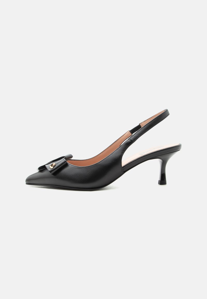 Μαύρο δερμάτινο slingback με kitten τακούνι, μυτερή μύτη και διακοσμητικό φιόγκο με μικρή χρυσή λεπτομέρεια σε απλό άσπρο φόντο.