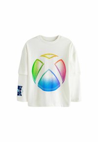 Fehér, túlságosan nagy póló, amelyen elöl egy nagy szivárványos Xbox logó található, az ujjnál pedig egy kék minta díszíti. Puha pamut anyagból készült.