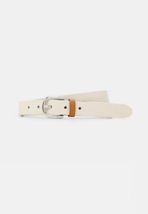 Ceinture en cuir beige avec boucle rectangulaire en argent et passant en cuir fauve, posée à plat sur fond blanc.