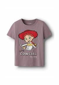 Fialové bavlněné tričko s kreslenou postavičkou s červenými vlasy a kovbojským kloboukem, obklopené grafikou lana a textem "Ahoj, COWGIRL Toy Story."