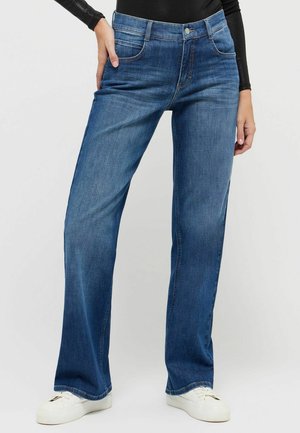 Jeans in denim azzurro chiaro con un design a gamba dritta, caratterizzati da uno stile a cinque tasche, un bottone anteriore e una leggera sfumatura sulle cosce.