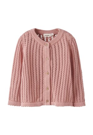 Rosa gestrickte Babystrickjacke mit Knopfleiste, rundem Ausschnitt, langen Ärmeln und vertikalem Lochmuster.