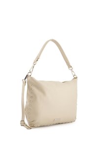 Beige leren handtas met een gestructureerd ontwerp, voorzien van metalen studs langs één rand en een verstelbare schouderband voor veelzijdig gebruik.
