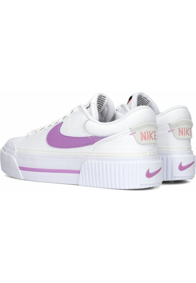 Weiße Sneakers mit lila Akzenten, Obermaterial aus strukturiertem Leder, runder Zehenbereich und dicke Gummisohle mit lila Streifen und Logodetail.