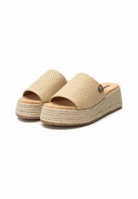Sandalias de yute de color beige, con un diseño sin hebillas y una cinta ancha, suela en cuña envuelta en yute y un pequeño adorno metálico decorativo en el lateral.