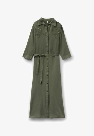 Lange olijfgroene jurk met knoopsluiting, driekwartmouwen, geborduurde details op de borst en een stoffen ceintuur in de taille.