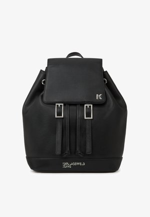 Mustast nahast seljakott klapikinnitusega, hõbedased detailid, topeltpaelad ja reljeefne "Karl Lagerfeld Jeans" kirjas alumises osas.