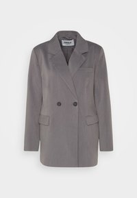 Grå blazer med dubbelknäppt front, slagkragar, en bröstficka och två nedre fickor; tillverkad av en strukturerad tyg.