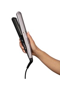 Piastra per capelli con corpo argento, piastre nere e impugnatura texturizzata. Presenta bottoni di controllo sul lato e un cavo di alimentazione.