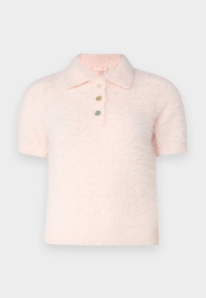Maglione polo corto a maniche corte rosa chiaro con una trama pelosa, dotato di colletto e una placca con tre bottoni di diversi colori.
