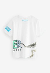 Weißes T-Shirt mit grafik eines Dinosaurier-Skeletts, "BAKER"-Text in Blau und Grün, kurze Ärmel, Rundhalsausschnitt, glatte Baumwolltextur.