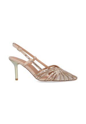 Zapato de tacón alto estilo slingback beige con tiras abiertas decorativas con recortes y punta puntiaguda, con un tacón stiletto metálico y fino.