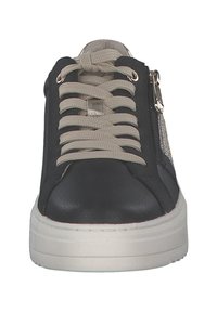 Baskets en cuir noir avec des lacets beiges, détail de zip sur le côté et une semelle blanche épaisse. Texture lisse et design minimaliste.