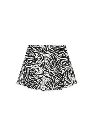 Schwarz-weiße Shorts mit Zebramuster, einem gebundenen Gürtel in der Taille und ausgestelltem Saum auf weißem Hintergrund.