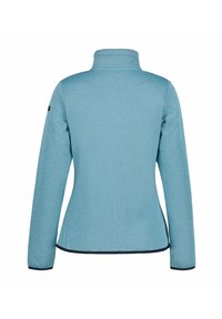 Pull léger bleu clair à manches longues avec un col montant, motif texturé et bordures bleu marine à l'ourlet et aux poignets. La vue de dos montre une silhouette ajustée.