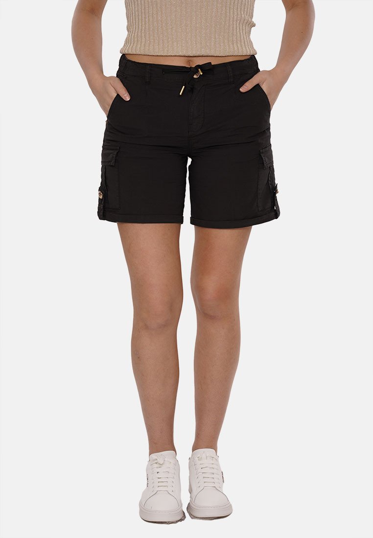 Pantaloni cargo neri con taglio dritto, dotati di tasche laterali e vita con lacci. Realizzati in tessuto traspirante, progettati per l'abbigliamento casual.