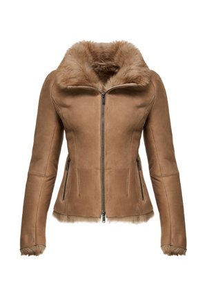 Veste en cuir marron clair avec col en fourrure, coupe cintrée. Jupe crayon noire texturée, collants noirs et sac fourrure marron. Talons noirs.