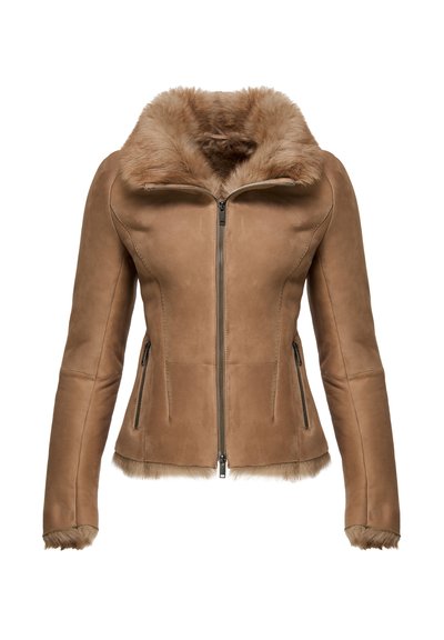 Veste en cuir marron avec col en fausse fourrure, fermeture éclair à l'avant, coupe ajustée et poches latérales zippées. Présente une finition douce et texturée.