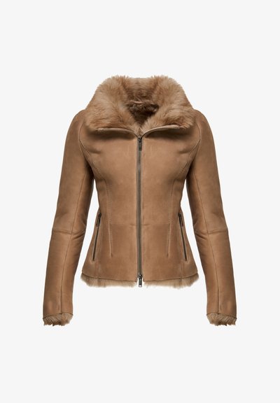 Veste en cuir marron avec col en fausse fourrure, fermeture éclair à l'avant, coupe ajustée et poches latérales zippées. Présente une finition douce et texturée.