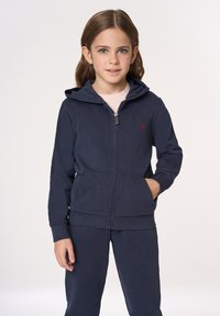 Felpa con cappuccio con zip blu navy realizzata in tessuto morbido, con tasca a marsupio, polsini a costine e un piccolo logo sul petto a sinistra.