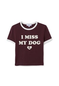 Camiseta de manga corta color burdeos con ribete blanco y el texto "MI FALTA MI PERRO" sobre un pequeño corazón con la silueta de un perro.