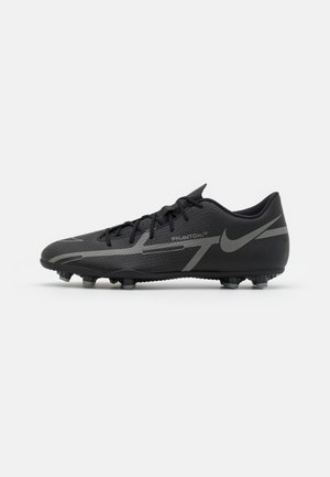 Chaussure de football Nike Phantom noire avec un swoosh gris et des détails de design, coupe basse avec lacets et crampons moulés sous la semelle pour la traction.