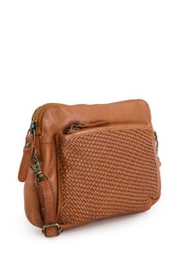Tasche aus braunem Leder mit geflochtenem Muster auf der Vorderseite, runde Form, zwei Reißverschlusstaschen und abnehmbarem Tragegurt. Messingbeschläge.