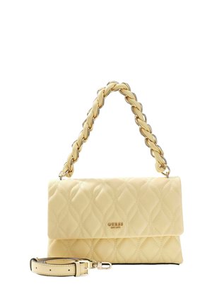 Sac à main en cuir matelassé beige avec poignée en chaîne tressée, bandoulière amovible et petit logo doré « GUESS » sur le rabat avant.