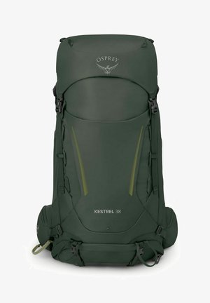 Donkergroene Osprey Kestrel 38 wandelrugzak met meerdere banden en gespen, voorkant met ritsvakken en logo in het midden bovenaan.
