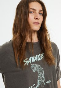 System Action Print T-shirt - marrón oscuro