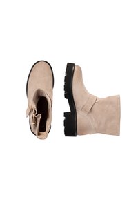 Stivali ankle in suede beige con suole nere spesse e una fibbia laterale, mostrati da viste superiore e laterale su uno sfondo bianco.
